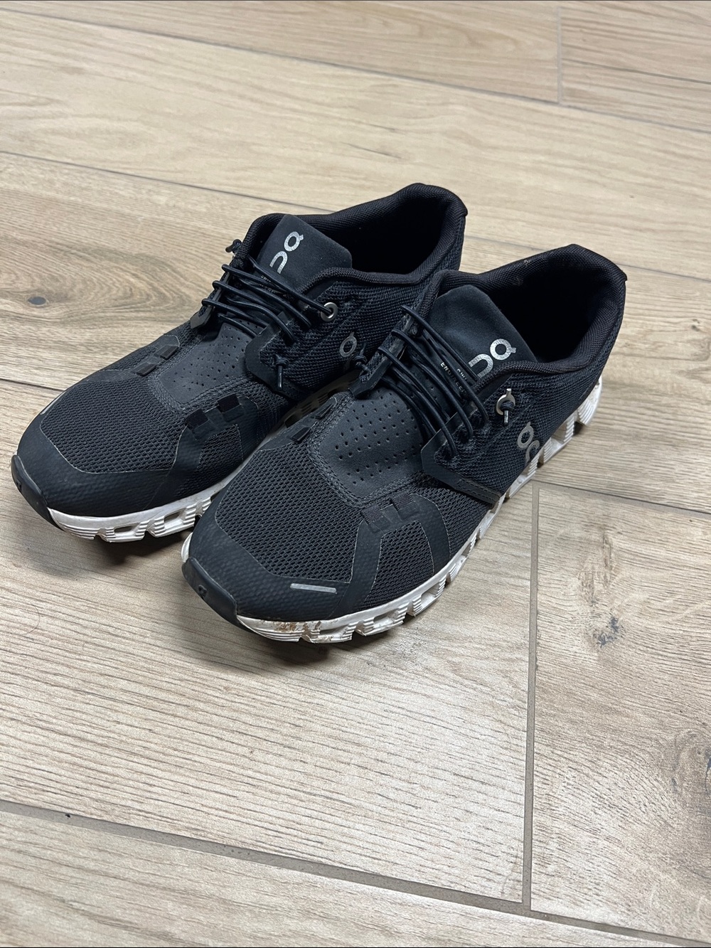 On Running Black and White Women’s Cloud Athletic Shoes